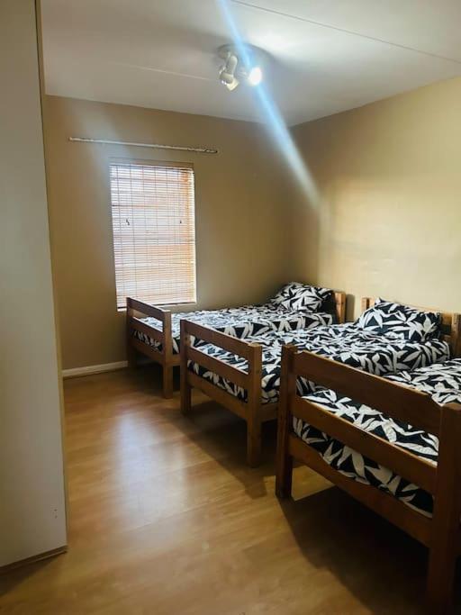 Zithelo Contractors/backpackers * Cape Town